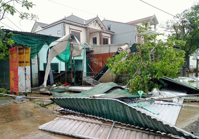 Hà Tĩnh: Khẩn trương sửa chữa các nhà dân bị hư hỏng do bão số 10- Ảnh 1.