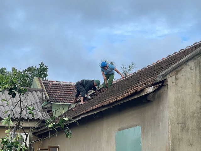 Hà Tĩnh: Khẩn trương sửa chữa các nhà dân bị hư hỏng do bão số 10- Ảnh 4.