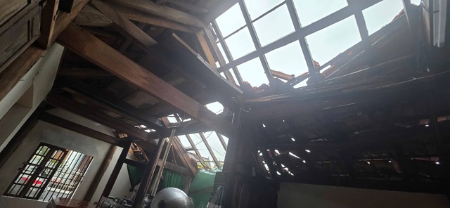 Hà Tĩnh: Khẩn trương sửa chữa các nhà dân bị hư hỏng do bão số 10- Ảnh 3.