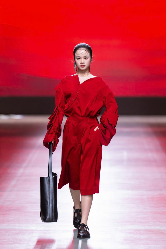 Mẫu Teen Maika Ngọc Khánh sải bước tại tuần lễ thời trang Milan Fashion Week 2025 - Ảnh 3.