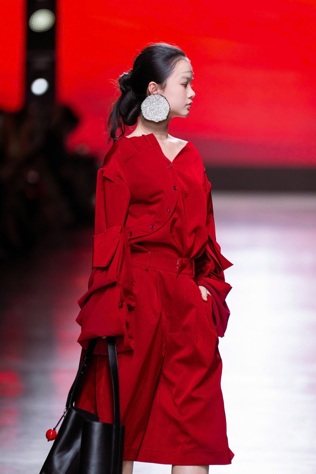 Mẫu Teen Maika Ngọc Khánh sải bước tại tuần lễ thời trang Milan Fashion Week 2025 - Ảnh 4.