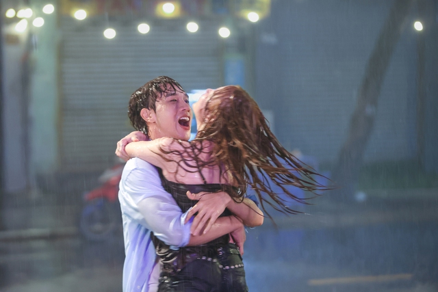 "Cặp đôi mới của màn ảnh" được bắt gặp tình tứ dưới mưa trong khung cảnh đẹp như tranh - Ảnh 3.
