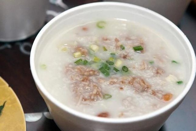 Ăn cháo mỗi ngày, cụ bà ngoài 70 tuổi sốc nặng khi kiểm tra sức khoẻ - Ảnh 1.