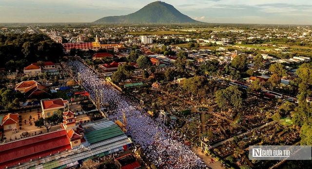 Biển người đổ về Tòa Thánh Tây Ninh dự Đại lễ Hội yến Diêu Trì Cung 2025 - Ảnh 16.