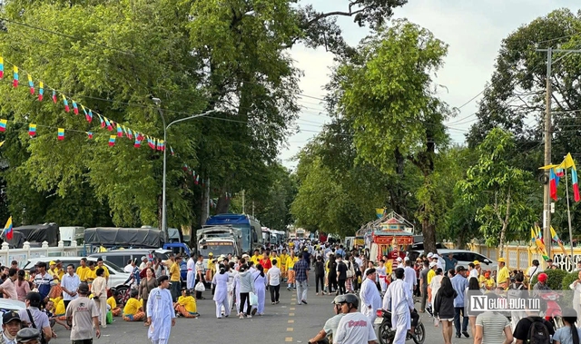 Biển người đổ về Tòa Thánh Tây Ninh dự Đại lễ Hội yến Diêu Trì Cung 2025 - Ảnh 3.