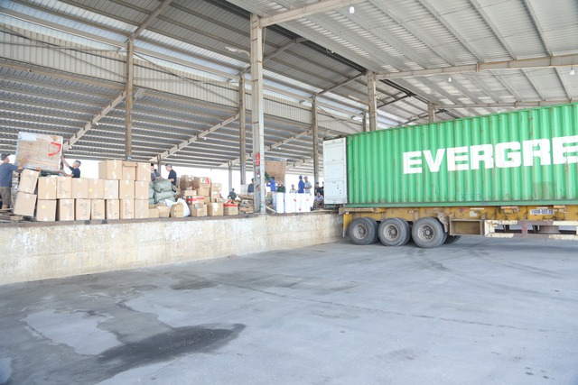 Triệt phá đường dây buôn lậu qua cửa khẩu, tạm giữ 9 đối tượng- Ảnh 4.