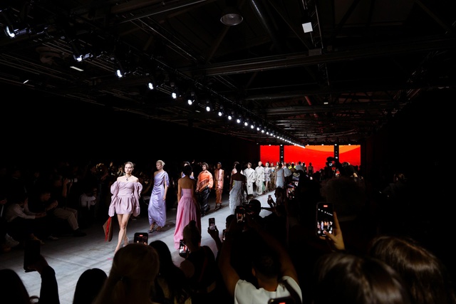 Mẫu Teen Maika Ngọc Khánh sải bước tại tuần lễ thời trang Milan Fashion Week 2025 - Ảnh 6.