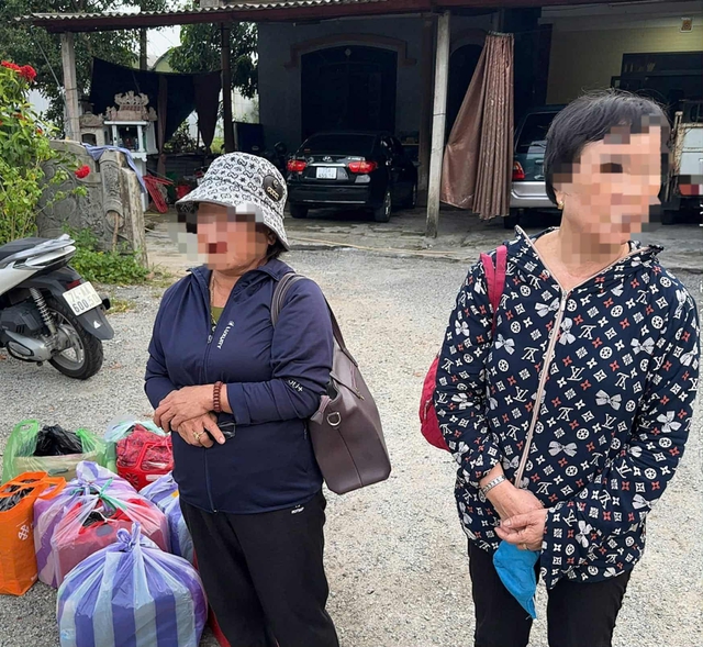 Bắt quả tang người phụ nữ lớn tuổi ở Huế tái phạm món nghề “đánh hàng” lậu- Ảnh 1.