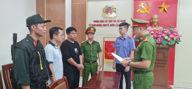 Triệt phá đường dây buôn lậu qua cửa khẩu, tạm giữ 9 đối tượng- Ảnh 1.