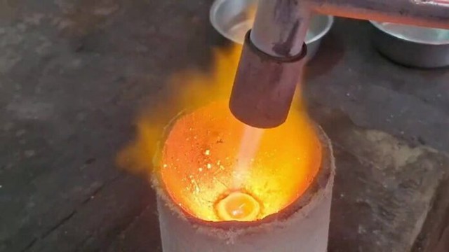 Mang thỏi vàng của ông cố đi kiểm tra, người phụ nữ sốc nặng khi biết giá trị - Ảnh 2.