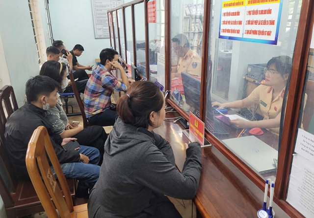CSGT Huế làm gì trước thực trạng người vi phạm bỏ xe vì tiền phạt cao hơn giá trị phương tiện? - Ảnh 1.