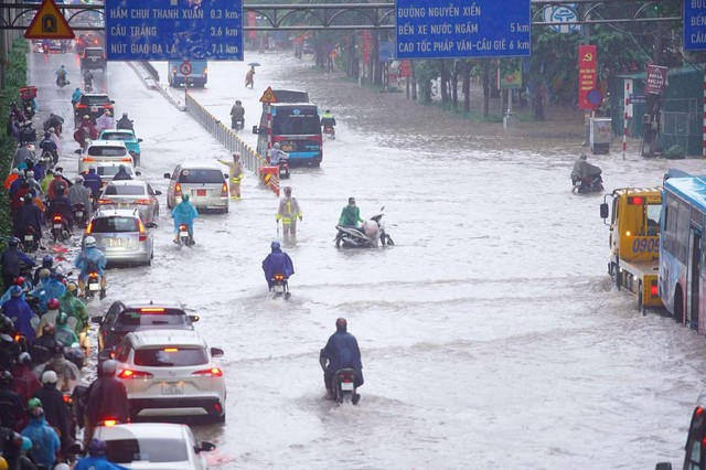 Hà Nội chỉ đạo tiếp tục tập trung tối đa nhân lực, thiết bị chống ngập lụt và sạt lở - Ảnh 1.
