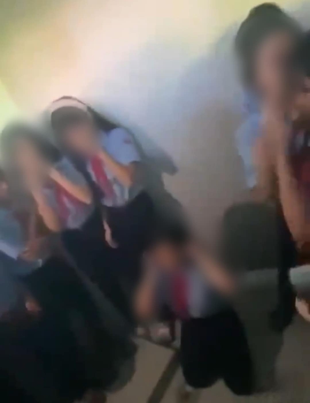 Phẫn nộ clip nữ sinh lớp 8 quỳ trong nhà vệ sinh rồi bị bạn lao vào đánh - Ảnh 1.