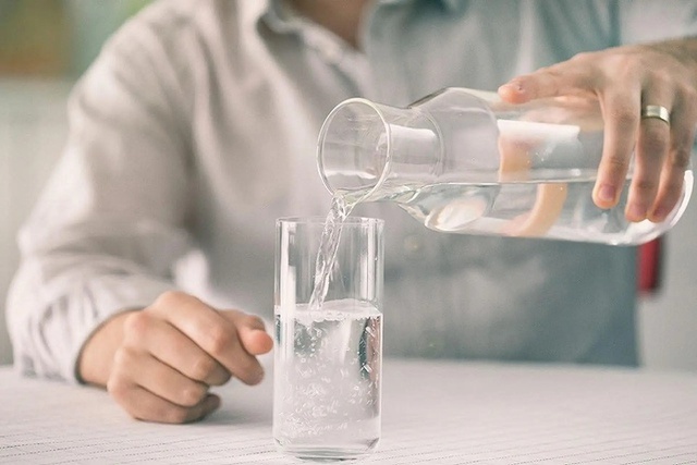 Người đàn ông uống hơn 10 lít nước mỗi ngày nhưng vẫn không thấy đủ- Ảnh 1.