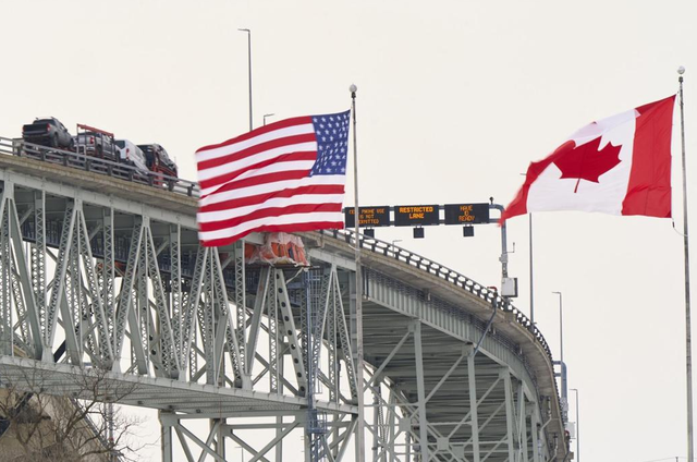 Ông Trump khen ngợi Thủ tướng Canada nhưng vẫn cứng rắn về thuế quan - Ảnh 2.
