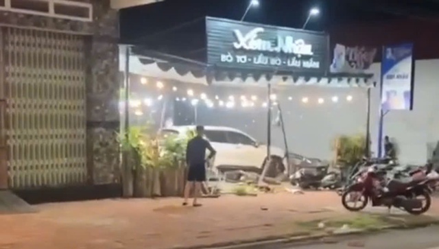 Gia Lai: Điều tra vụ xe ô tô lao vào quán nhậu, một người tử vong- Ảnh 1.