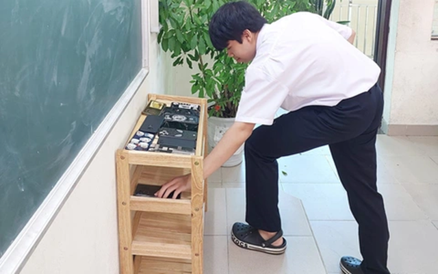 Tp.HCM thí điểm không cho học sinh dùng điện thoại giờ ra chơi - Ảnh 1.