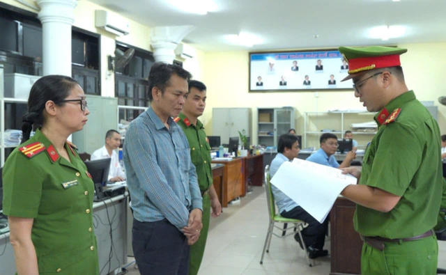 Khởi tố 2 cán bộ ở Huế về hành vi nhận hối lộ- Ảnh 1.