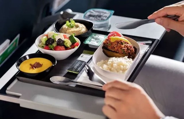 Người đàn ông 85 tuổi ăn chay tử vong sau khi ăn suất ăn có thịt - Ảnh 1.