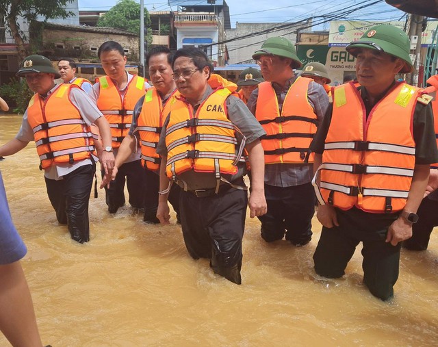 Thủ tướng tới Thái Nguyên thăm hỏi người dân, chỉ đạo khắc phục hậu quả mưa lũ - Ảnh 1.