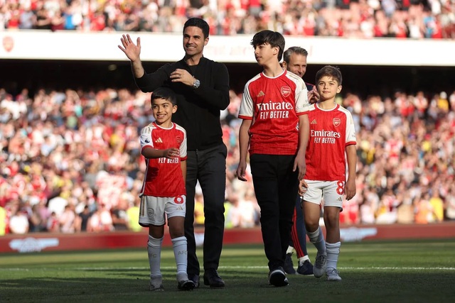 Con trai HLV Mikel Arteta ra mắt đội trẻ Arsenal - Ảnh 1. Con trai HLV Mikel Arteta ra mắt đội trẻ Arsenal - Ảnh 1.