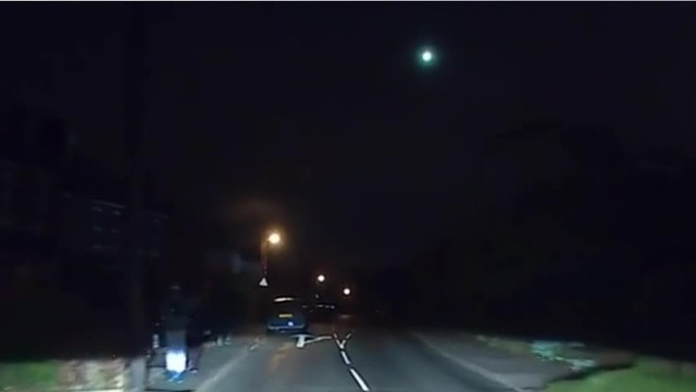 Người dân Anh kinh ngạc khi thấy vật thể bí ẩn phát sáng trên bầu trời - Ảnh 1. Người dân Anh kinh ngạc khi thấy vật thể bí ẩn phát sáng trên bầu trời - Ảnh 1.
