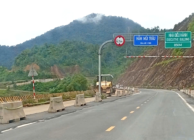 Phát hiện hư hỏng cục bộ, cao tốc La Sơn – Hòa Liên được xử lý trong thời gian ngắn- Ảnh 4. Phát hiện hư hỏng cục bộ, cao tốc La Sơn – Hòa Liên được xử lý trong thời gian ngắn- Ảnh 4.