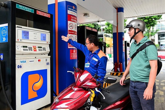 Hỗ trợ 3 triệu đồng cho lắp điện mặt trời, giá xăng giảm, Trung Quốc siết xuất khẩu đất hiếm- Ảnh 1. Hỗ trợ 3 triệu đồng cho lắp điện mặt trời, giá xăng giảm, Trung Quốc siết xuất khẩu đất hiếm- Ảnh 1.