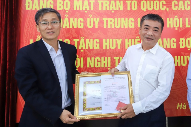 Hội Luật gia Việt Nam ủng hộ đồng bào vùng bão lũ, trao tặng huy hiệu Đảng cho đảng viên ưu tú - Ảnh 9.