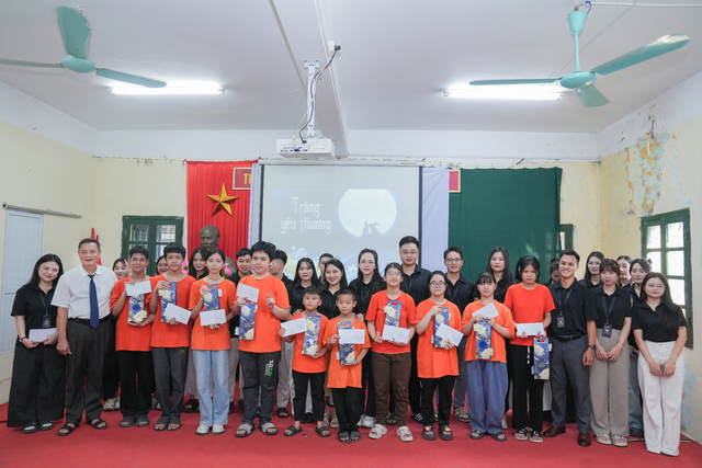 Từ phòng khám đến phòng học: Bác sĩ Vũ Trọng Tiến đồng hành cùng trẻ em khiếm thính - Ảnh 1.