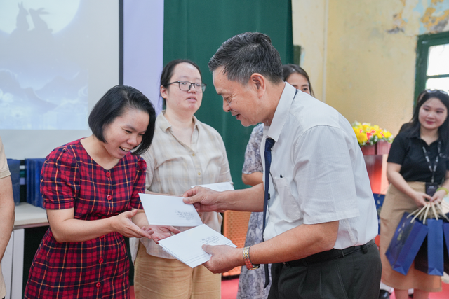 Từ phòng khám đến phòng học: Bác sĩ Vũ Trọng Tiến đồng hành cùng trẻ em khiếm thính - Ảnh 2.