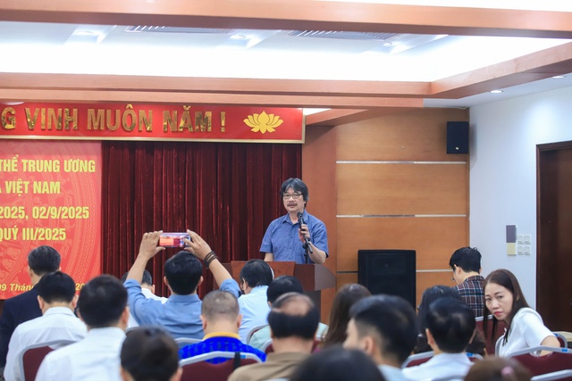 Hội Luật gia Việt Nam ủng hộ đồng bào vùng bão lũ, trao tặng huy hiệu Đảng cho đảng viên ưu tú - Ảnh 8.