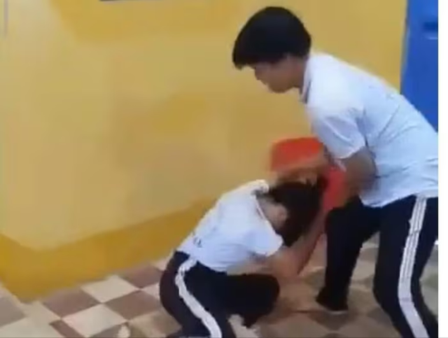 Nam sinh lớp 8 có hành động gây phẫn nộ với bạn nữ ngay trong lớp học - Ảnh 1.