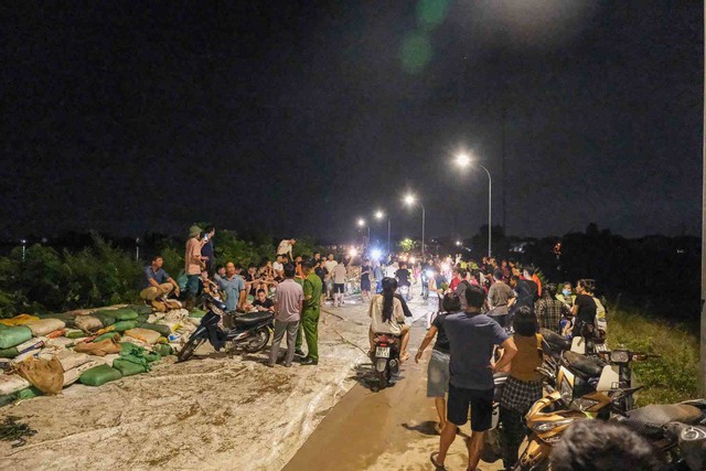 Lũ sông Cầu đạt đỉnh, hàng nghìn người vật lộn từ sáng đến đêm gia cố đê ở Bắc Ninh- Ảnh 1. Lũ sông Cầu đạt đỉnh, hàng nghìn người vật lộn từ sáng đến đêm gia cố đê ở Bắc Ninh- Ảnh 1.