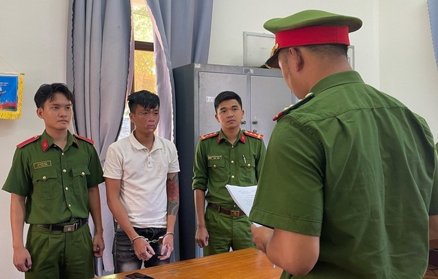 Bắt nam thanh niên ném gạch vào đầu người khác vì nghĩ bị "nhìn đểu"- Ảnh 1. Bắt nam thanh niên ném gạch vào đầu người khác vì nghĩ bị "nhìn đểu"- Ảnh 1.