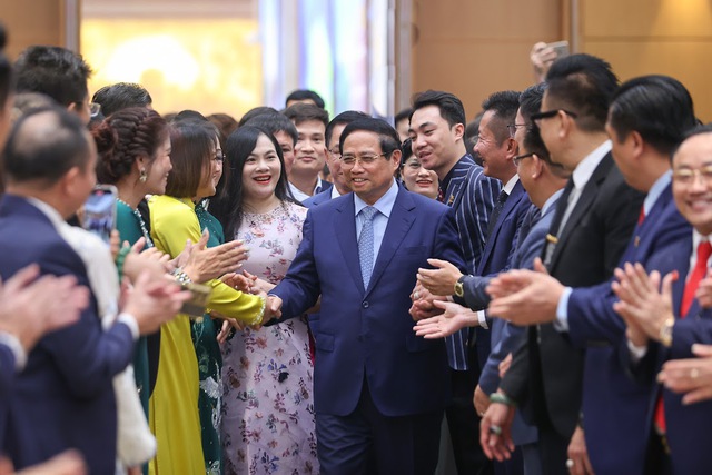 Thủ tướng gặp mặt đại diện doanh nghiệp tiêu biểu nhân Ngày Doanh nhân Việt Nam - Ảnh 1.