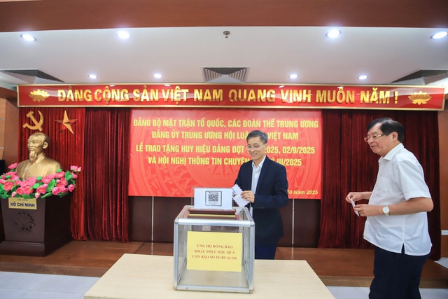 Hội Luật gia Việt Nam ủng hộ đồng bào vùng bão lũ, trao tặng huy hiệu Đảng cho đảng viên ưu tú - Ảnh 3.