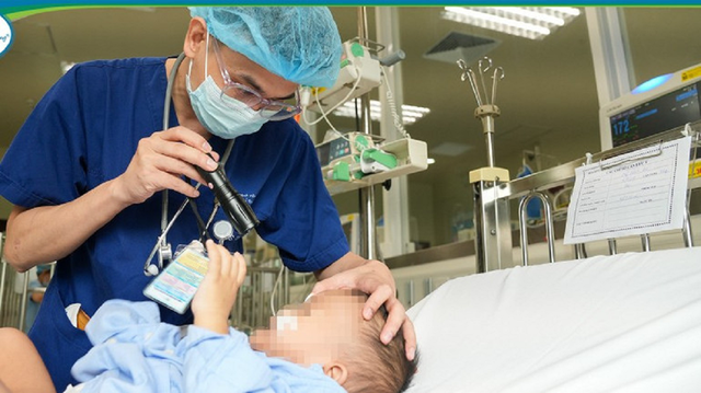 Bé trai 14 tháng tuổi chướng bụng, bố mẹ bất ngờ khi bác sĩ gắp ra thứ "đáng sợ" - Ảnh 2.