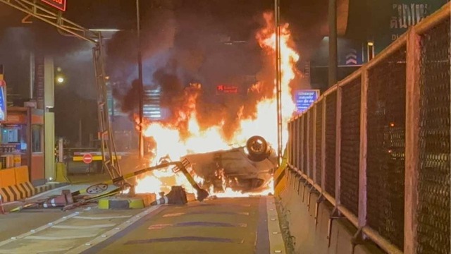 Tài xế ngủ gật khiến ô tô đâm vào trạm thu phí, bốc cháy dữ dội - Ảnh 1.