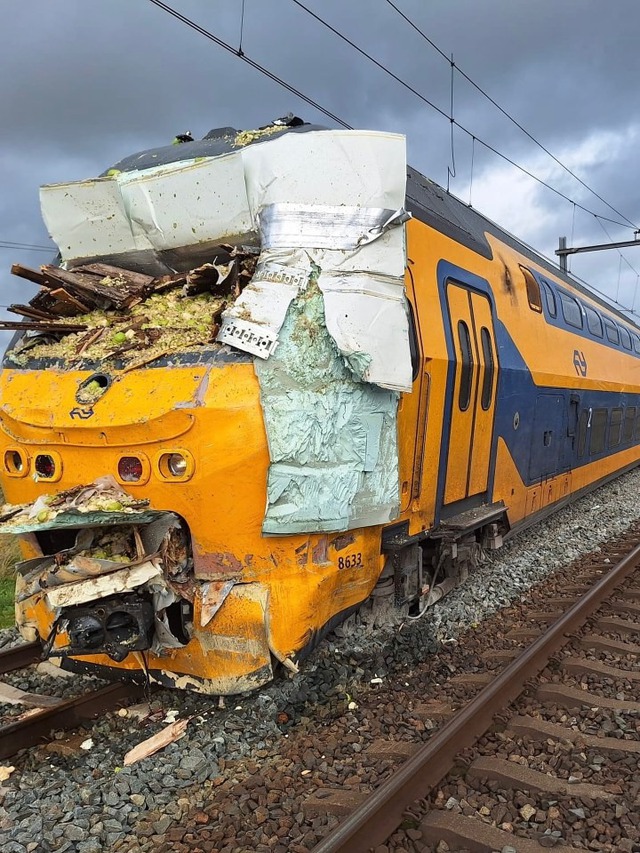 Mắc kẹt trên đường ray, xe tải chở lê bị tàu hỏa đâm văng - Ảnh 3.