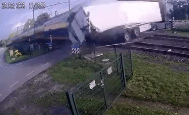 Mắc kẹt trên đường ray, xe tải chở lê bị tàu hỏa đâm văng - Ảnh 2.