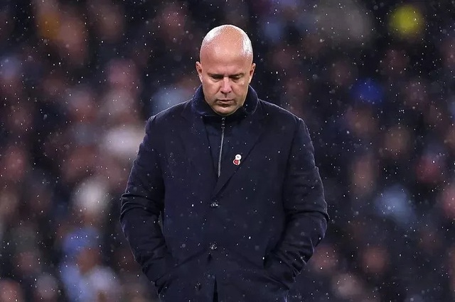 CĐV Man City chế giễu HLV Arne Slot sau thất bại của Liverpool - Ảnh 1.