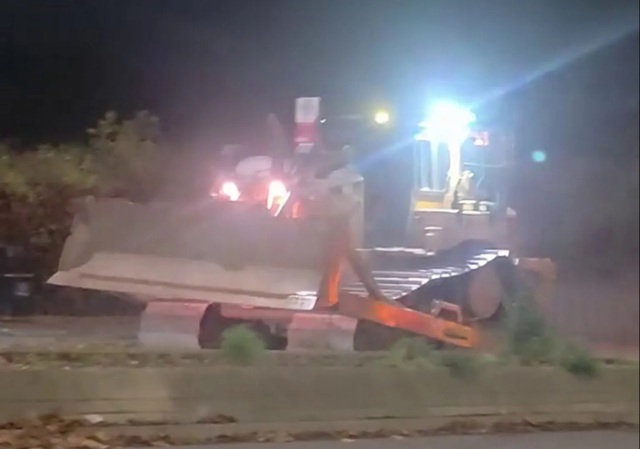 Cảnh sát truy đuổi máy ủi đất bị đánh cắp như phim hành động - Ảnh 1.