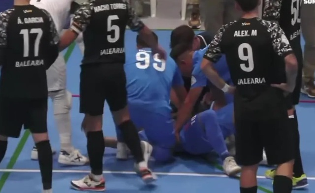 Cầu thủ phải cắt bỏ lá lách sau pha va chạm kinh hoàng trên sân - Ảnh 1.