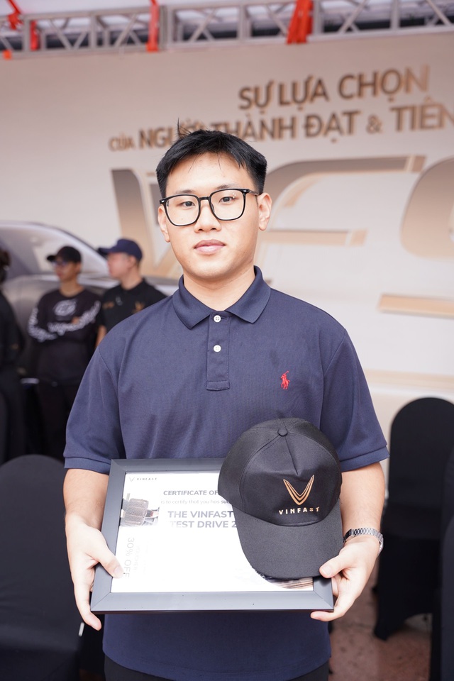 Khách hàng trải nghiệm thực tế VinFast VF 8: “Nội thất đẹp, trải nghiệm lái thú vị, nhiều điều chẳng bao giờ có ở xe xăng” - Ảnh 2.