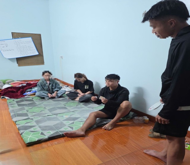 Kiểm tra khu nhà ở của nhóm "chăn dắt gái", phát hiện nhóm đối tượng dương tính ma túy - Ảnh 1.