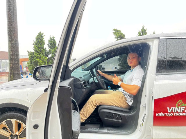 Khách hàng trải nghiệm thực tế VinFast VF 8: “Nội thất đẹp, trải nghiệm lái thú vị, nhiều điều chẳng bao giờ có ở xe xăng” - Ảnh 3.