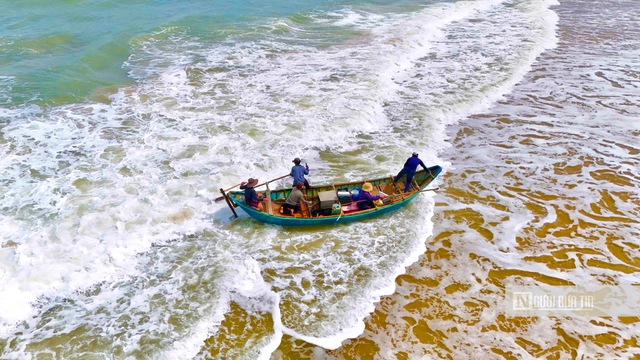Ngư dân Quảng Ngãi vượt sóng dữ săn "lộc biển" mùa biển động- Ảnh 1. Ngư dân Quảng Ngãi vượt sóng dữ săn "lộc biển" mùa biển động- Ảnh 1.