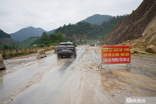 Khẩn trương khắc phục, co tốc Đà Nẵng - Huế lưu thông trở lại sau sạt lở- Ảnh 1. Khẩn trương khắc phục, co tốc Đà Nẵng - Huế lưu thông trở lại sau sạt lở- Ảnh 1.