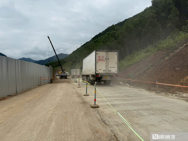 Khẩn trương khắc phục, co tốc Đà Nẵng - Huế lưu thông trở lại sau sạt lở- Ảnh 2. Khẩn trương khắc phục, co tốc Đà Nẵng - Huế lưu thông trở lại sau sạt lở- Ảnh 2.